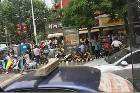 洛阳天津路小学中午放学，家长排了这么长的队伍图片