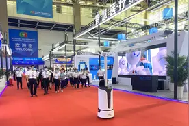疫情防控 | 第五届中阿博览会开幕式上耀眼的科梦奇机器人图片