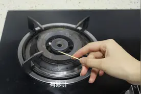 燃气灶老是打不着火后松手就灭？只需一根牙签就能搞定，太简单了图片