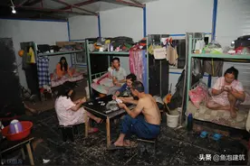 农民工夫妻外出打工，为何不在家种地带孩子，而是去工地干活？图片