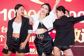 43岁王蓉超市商演，有谁记得她和芙蓉姐姐的那场骂战？图片