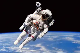 为啥宇航员出舱工作时，周围都是漆黑一片？难道宇宙中没星星吗？图片