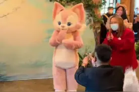 男游客在迪士尼乐园向玲娜贝儿求婚引争议，本人回应：我是想让她尝尝被表白的滋味图片