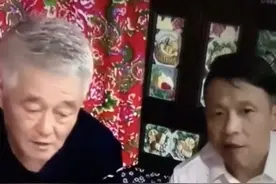 63岁赵本山直播，坐土炕头大铁盆盛菜好朴实，宋小宝在旁成对比图片