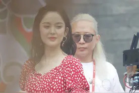 娜扎身穿红色波点连衣裙，再糊的照片也挡不住迷人的美貌图片