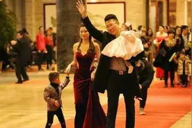 宝爸参加家长会，穿着格外“显眼”，老师：你把孩子的脸往哪放图片