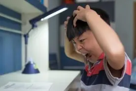 “耿直小男孩”暑假作业走红，疯狂写了1000个口，网友：太实在了图片