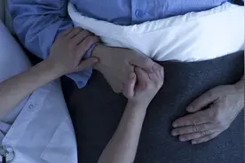 为何越来越多老人染上艾滋病？2位60多岁老人，分享了自己的故事图片
