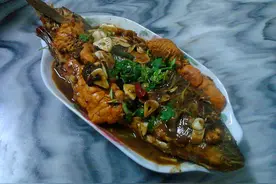 大厨教你：红烧鲤鱼的家常做法，肉质鲜嫩无腥味，看着就口水直流图片