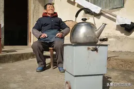 山村奶奶住土砖屋82年，爱夸楼房漂亮，看她为啥不愿去住图片
