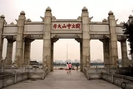 以人名命名的大学，有十几所，很多可能你第一次听说图片