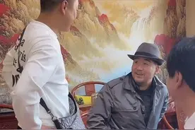 张国立聚会被拍，翘着二郎腿坐姿霸气，52岁毛宁身材似小伙不见老图片