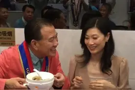 万梓良一家三口罕合体！小16岁娇妻年轻貌美，18岁儿子帅气似男神图片