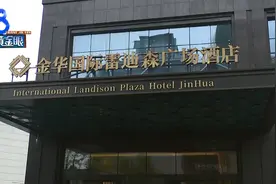 宝宝椅横档突然断裂，孩子头部着地，酒店：家长也要反思图片
