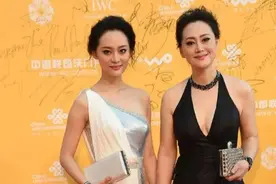 58岁宋佳携女儿亮相，穿挂脖裙身材姣好，比气质女儿更胜一筹图片