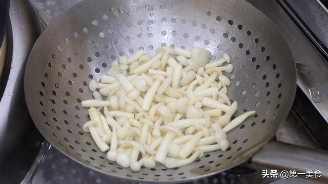 厨师长教你做家常白玉菇炒肉片，肉片滑嫩不柴，越吃越香越下饭