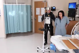 陪产后丈夫提出分床，这些分娩画面的冲击力最大，正常人都受不了图片