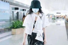 郑爽纯白短衫搭黑色抹胸，酷女孩出街，帅气上演清爽露腰街头风图片