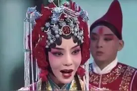 央视主持朱迅晒京剧扮相，戏装英气韵味足，曾多次实力演唱太惊艳图片