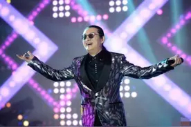 58岁黄安现身商演，舞台简陋仍卖力，街边吃13元盖饭还嫌贵图片