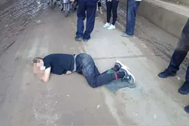 咋回事？包头一男子横卧在桥洞之下图片