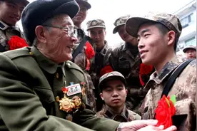 单兵歼敌二百人后，英雄回家种地30年，邓小平闻讯下令：务必找回图片