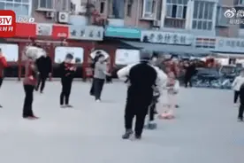 广场舞大妈故意伸脚绊倒5岁男童，致其面部着地！网友怒了图片