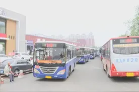 网友爆料：遭遇路怒公交车司机 持续鸣笛还骂人图片