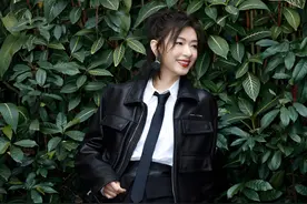万茜好酷，礼帽皮衣再加迷彩裤，帅气时髦不俗气图片