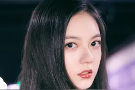 赵今麦刚满18岁，就这么有味道，黑长直太美了图片