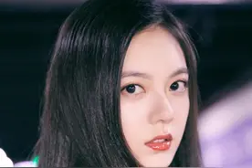 赵今麦刚满18岁，就这么有味道，黑长直太美了图片