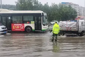 风在，雨在，保定公安交警在！​​图片
