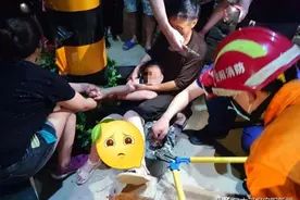 隔着屏幕都嫌疼！安阳10岁女孩不慎摔倒，被小指粗的钢筋刺穿大腿！图片