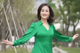中国名模李颖秀身材，新衣服连吊牌都没摘下就穿？脚踝细到不真实图片