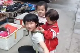 姐姐用瘦弱的肩膀扛起俩妹妹，画面暖到哭，网友：这就是最美姐姐图片