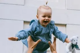 重庆外卖骑手送生日订单被反送半个蛋糕：人人如此，世界会怎样？图片