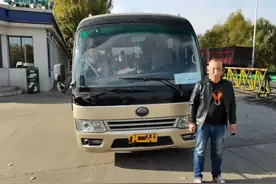 包头男子胆真大！C1的驾照 敢开大客车上路图片