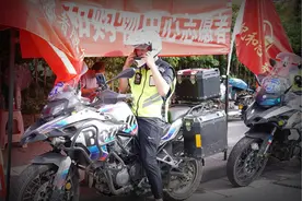 南阳高考期间现温馨一幕，重型机车护送队，很美还很帅图片