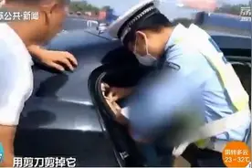 别给孩子系成人安全带！6岁男孩被安全带勒脖越缠越紧图片