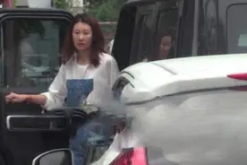 王宝强回邢台老家录节目，留着光头笑开花，村民仅远观不上前打扰图片