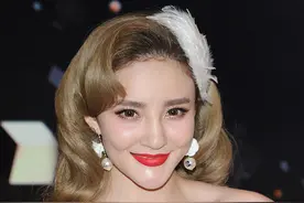 刘雨欣真是行走的“芭比女郎”，这么浓的妆容，却显得挺有韵味的图片