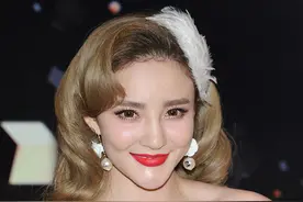 刘雨欣真是行走的“芭比女郎”，这么浓的妆容，却显得挺有韵味的图片