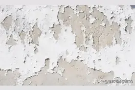 墙体1米以下都返碱脱皮，为什么？如何处理？图片
