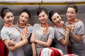 为什么空姐一直都是穿裙子而不是长裤呢？老机长偷偷告诉你实情图片