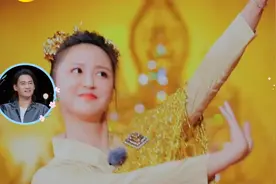 张歆艺走秀拖鞋突然掉一只，别人都大笑，谁注意吉娜举动？有点暖图片