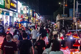 月入过万“假象”背后，深圳地摊江湖里的残酷与心酸图片