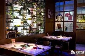 老公开了家快餐店，快打烊时，一衣衫褴褛的老人就来吃一碗牛肉面图片