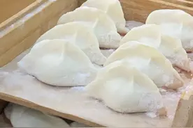 沈阳20块钱一位的自助灌汤水饺，30多个菜，五六个大姨现场包图片