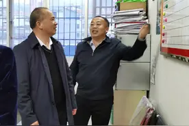 百色市政协副主席、县委书记张启胜新春上班第一天走访看望统战机关干部图片