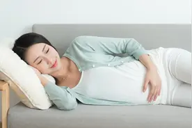 孕妈睡姿不能忽视，每个阶段睡姿不同，只有睡得舒服胎儿才更健康图片
